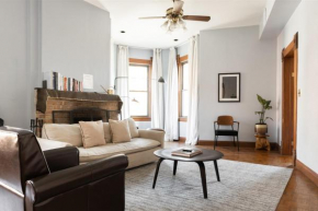 Classic Lincoln Park 2BR with Full Kitchen by Zencity